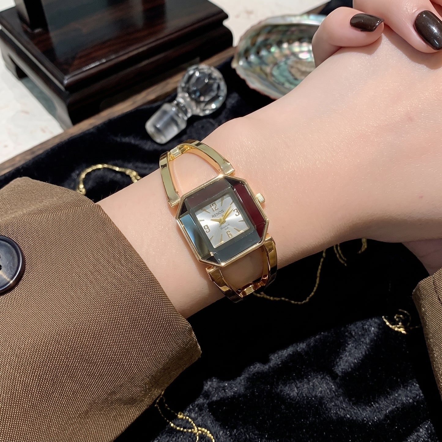 MW08289 Vintage Style Bangle Watch