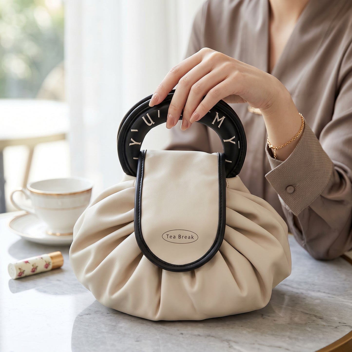 MB08122  Donut-shaped Makeup Bag
